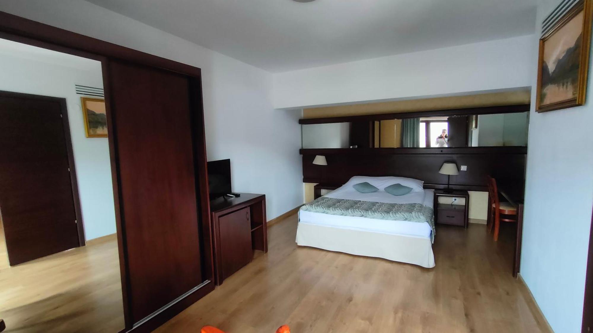 Hotel Valea Cu Pesti Căpăţîneni-Ungureni Exteriör bild